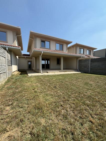 Casa 5 camere, 142mp, 300mp teren, despartita prin GARAJ in Giroc