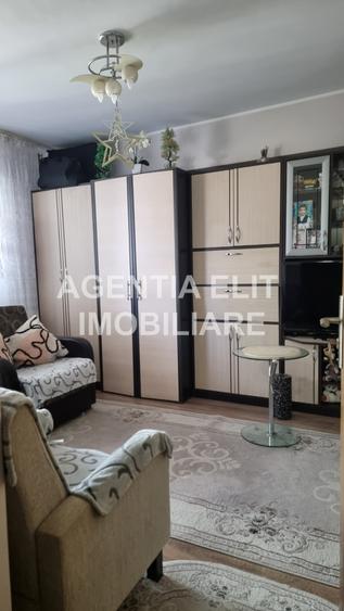 Garsoniera, bloc de apartamente, zona Mall