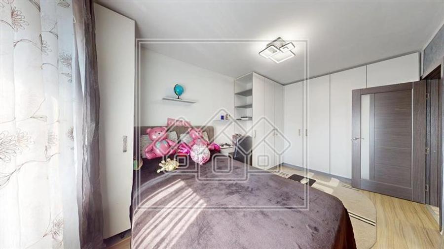 Apartament cu 3 camere, balcon, pivnita - Zona Mihai Viteazu