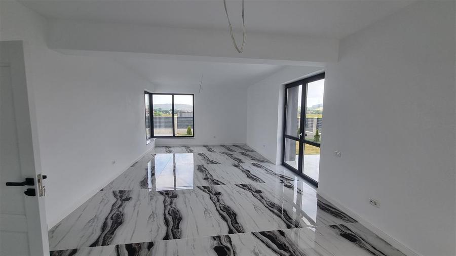 Vila moderna de 4 camere zona Sanpetru