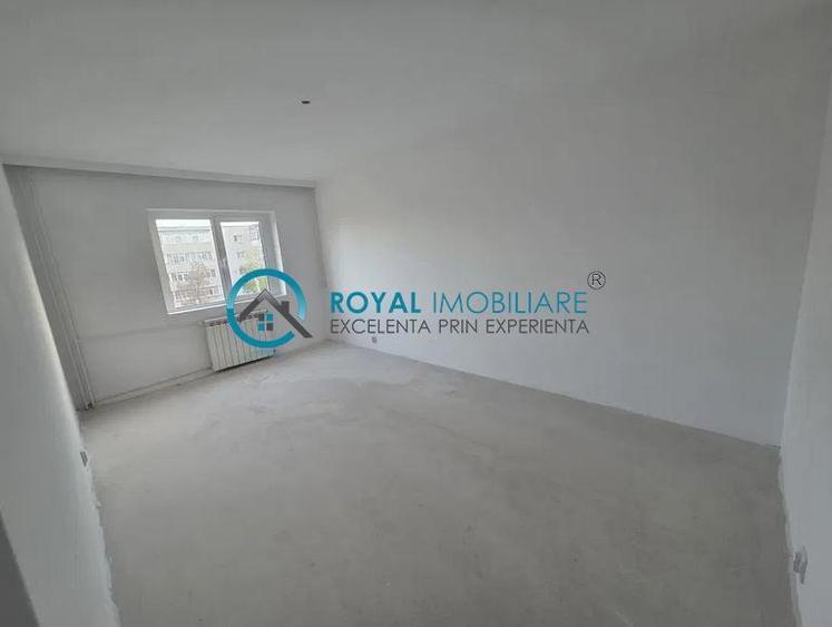 Royal Imobiliare - Vanzare apartament 3 camere zona Malu Rosu