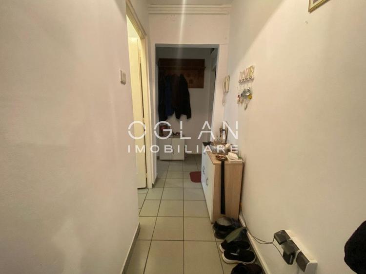Apartament 3 camere, etaj 2, strada Semaforului