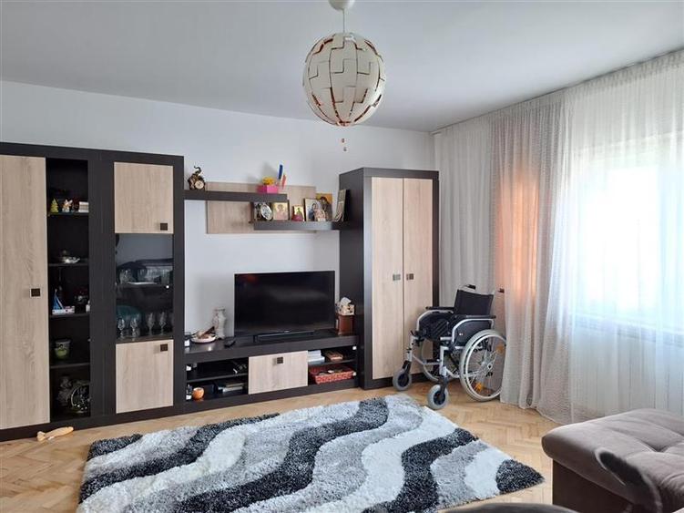 Apartament 3 camere, et 3, CT, balcon mare, doua bai