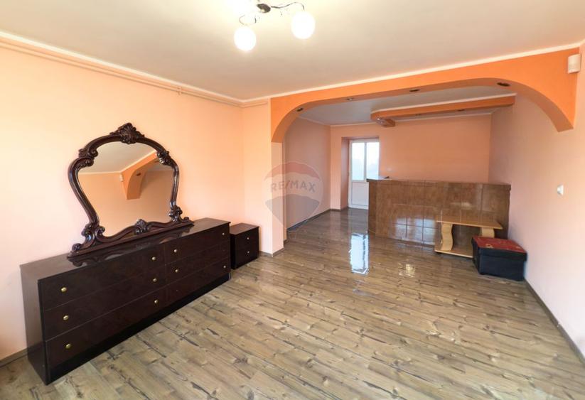 Casă / Vilă cu 8 camere de vânzare în zonă centrală - Urlati