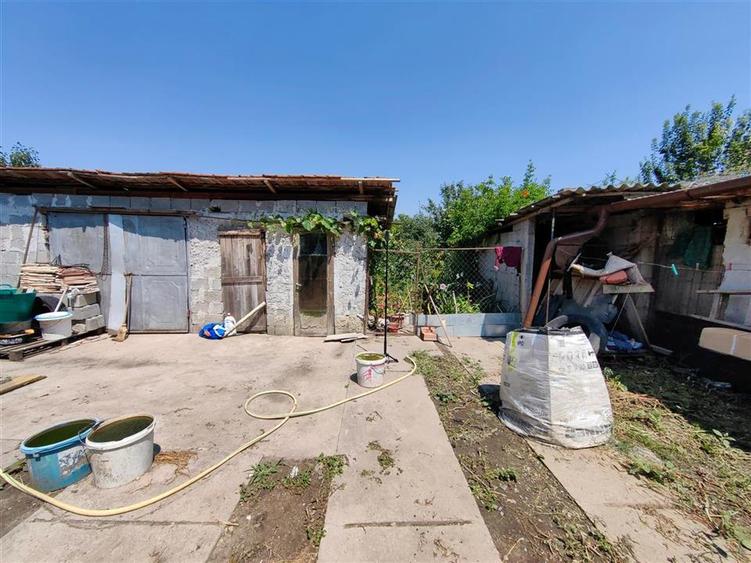 Casa cu 2 camere si anexe in Simand cu teren de 1465 mp