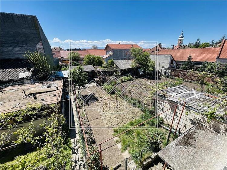 Casa individuala, cu 2 intrari separate, 235 mp utili + teren