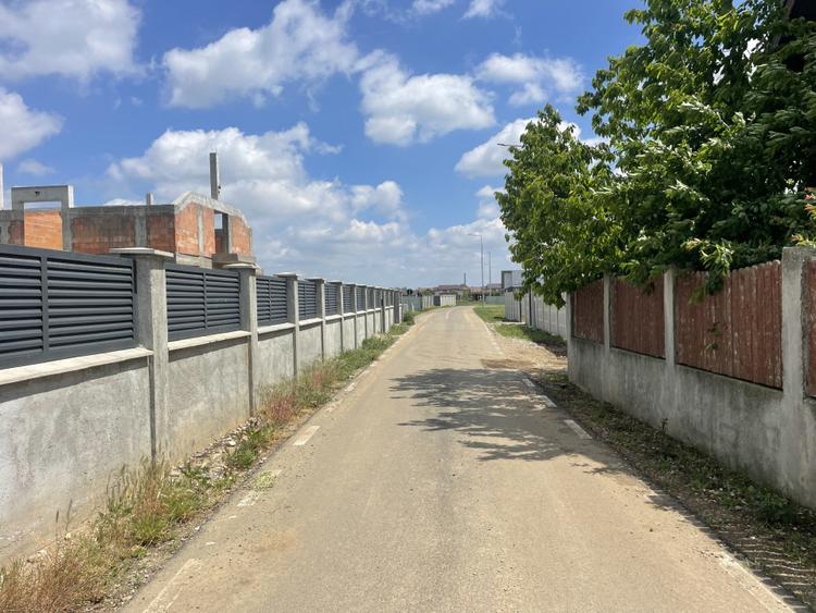 Domnești, Str Teiului, teren 1500mp, 40ml deschidere, utilități.