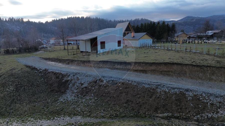 Teren de vanzare in Leresti si casa la roșu cu vedere spre Iezer