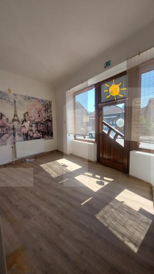 Spatiu comercial central I Vitrina stradala I Curte, Pivnita, Mansarda