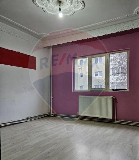 Apartament cu 2 camere decomandat de vanzare, etaj 1, zona Milcov