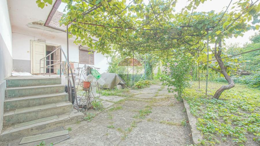Casă individuală de renovat | Teren 553 mp cu ieșire la două străzi