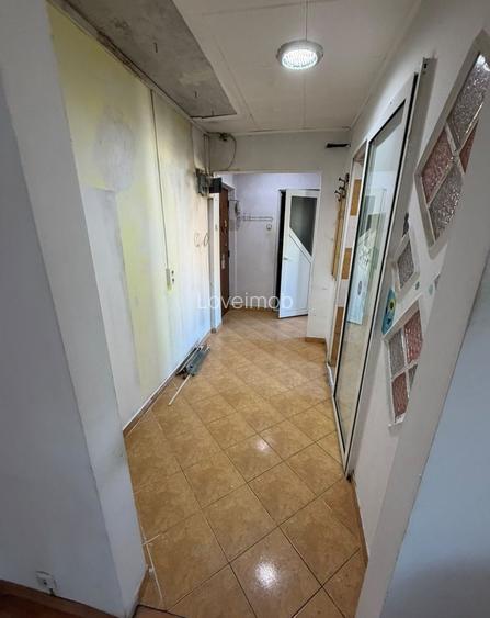 Apartament cu 4 camere de 81 mp, de renovat, în bloc reabilitat