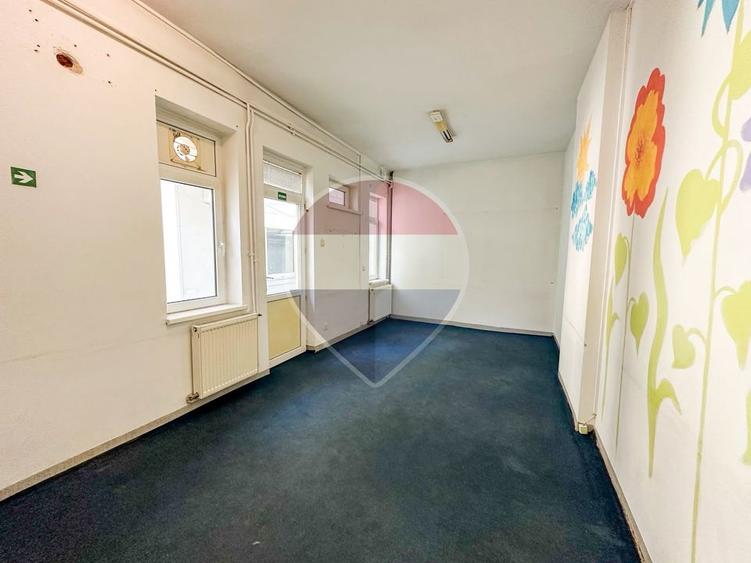 Spatiu comercial | doua cladiri, curte proprie | 300 mp |