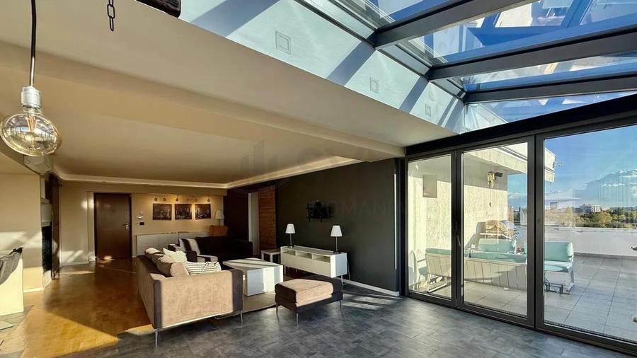REA1027216 Penthouse Green Lake
