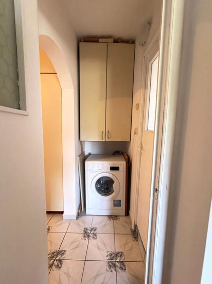 PACURARI-PETRU PONI,ap.2 camere,decomandat,et.2/4,geam la baie!