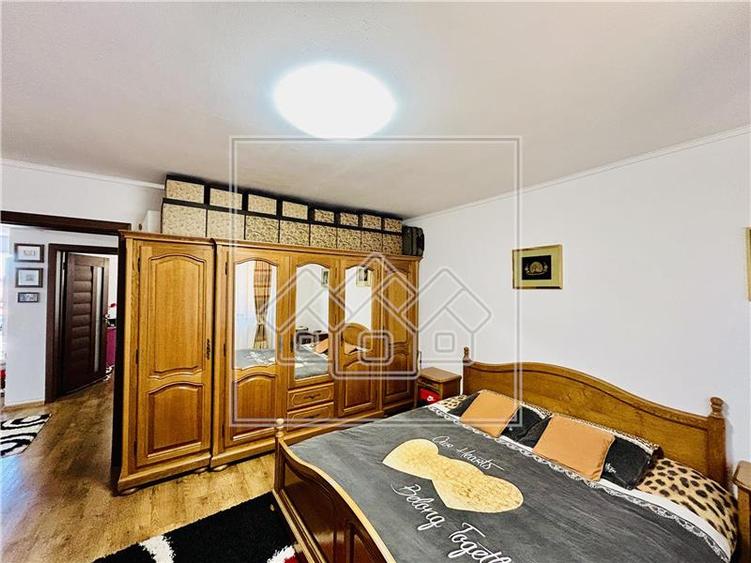 Casa individuala in Sura Mare cu 2 garaje, 2 terase si teren de 493 mp