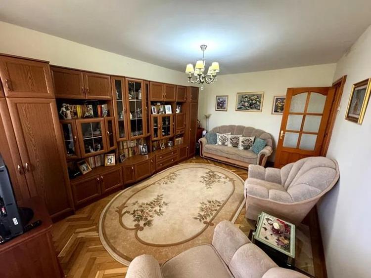 Cornisa - apartament 2 camere decomandate - bucatarie mare - hol mare patret