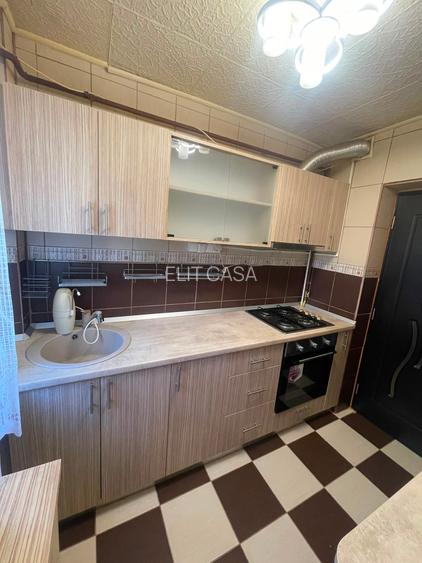 Apartament cu 3 camere, etajul 2/4, zona Mircea cel Batran - 5