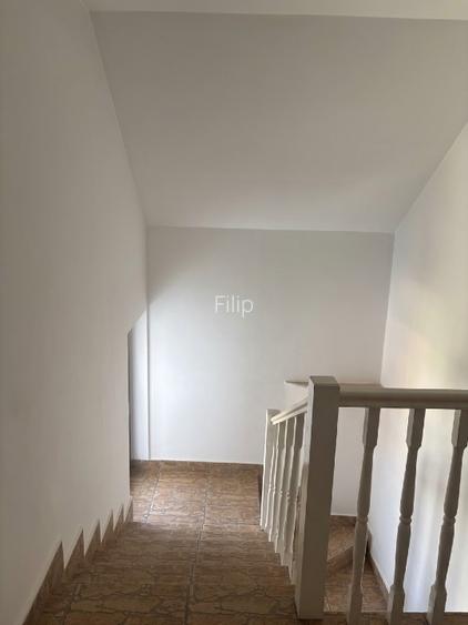 Proprietar - Vând casă individuală 4 camere,2 bai, beci, pod,jacuzzi,terasa - 5