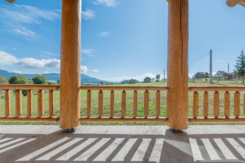 Casă din bușteni masivi | 129 mp | teren 2.520 mp | Vatra Dornei