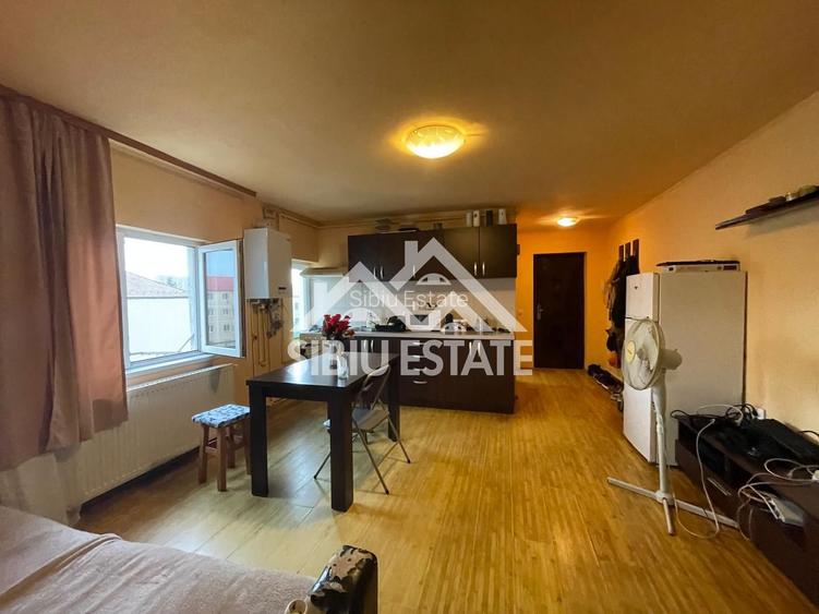 Apartament luminos cu 2 camere, la mansardă, în zonă căutată - 2