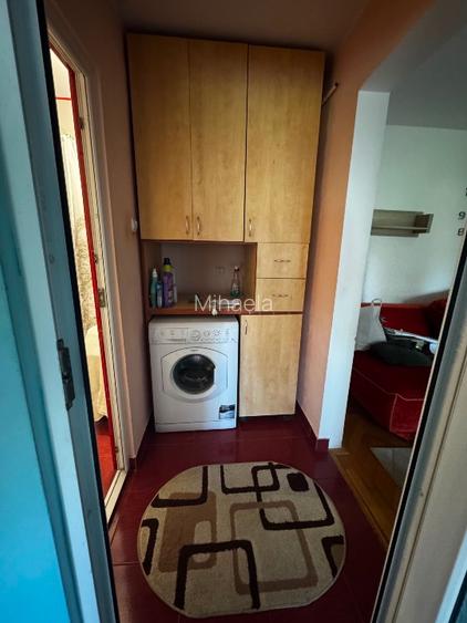Se vinde apartament de 40 mp, mobilat,utilat, balcon, centrală, Ac, plus box - 8