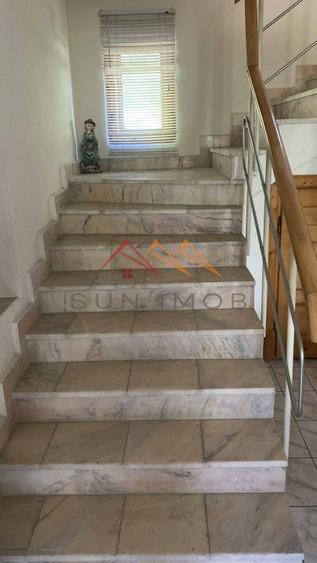 Vila de vanzare, teren 3100 mp, 7 camere, 6 grupuri sanitare, 3 CT, an 1997