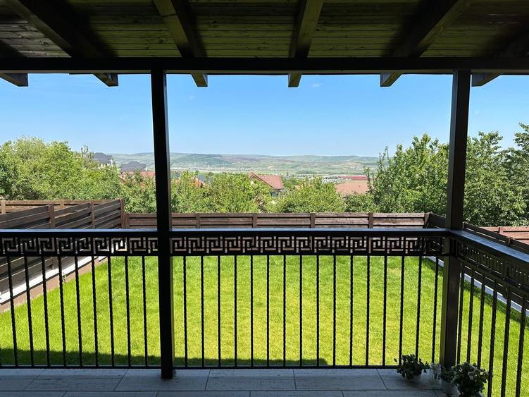 Casa de vanzare, ultrafinisata, Dezmir