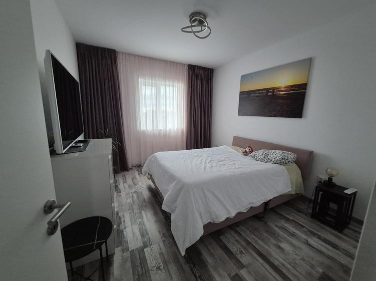 Vila cu 6 camere(living,4 dormitoare,mansarda amenajata),la calcan,1 min ratb