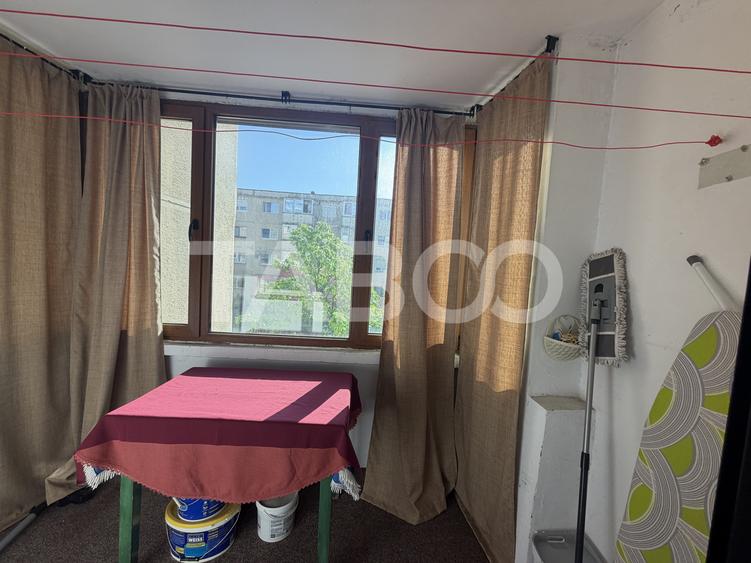 Apartament decomandat 80 mpu 3 camere 2 bai etaj 2 zona 1 Decembrie