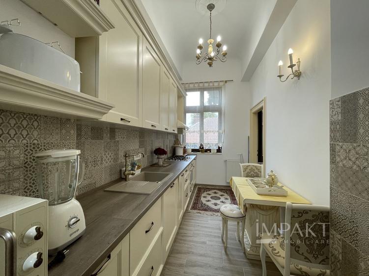Apartament deosebit cu 3 camere, curte si parcare, aproape de Centru