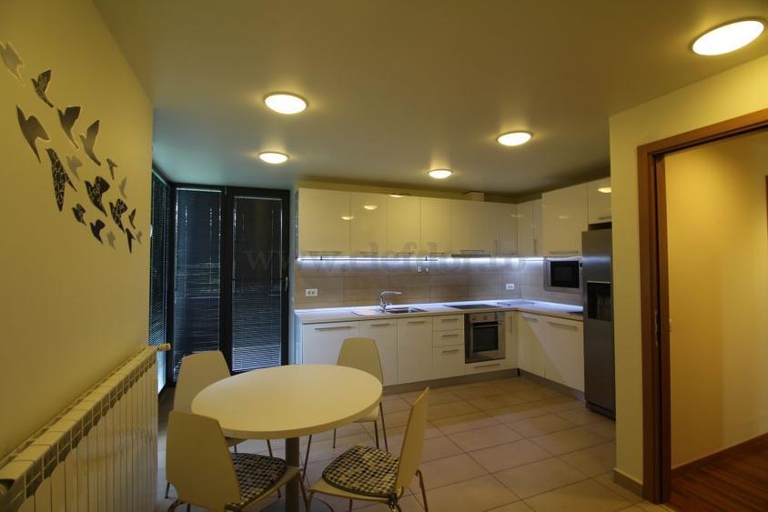 Apartament cu 3 camere de închiriat în zona Primaverii