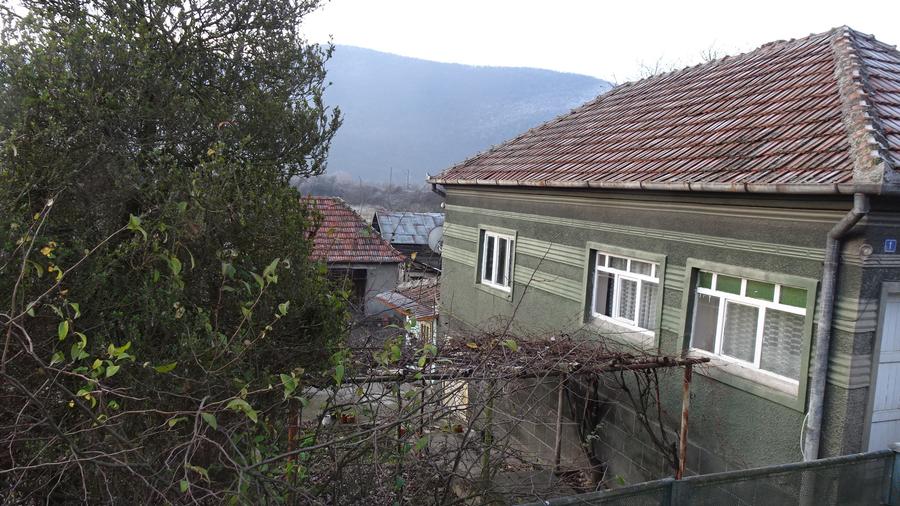 Vand casa curte si gradina in Branisca (la 15 Km de Municipiul Deva),