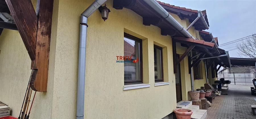 Casa cu doua corpuri de cladire, Centru