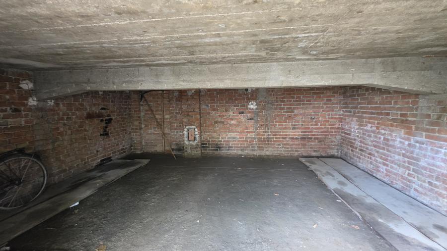 Apartament cu 4 camere , garaj si teren de 420 mp de vanzare zona Sub Arini