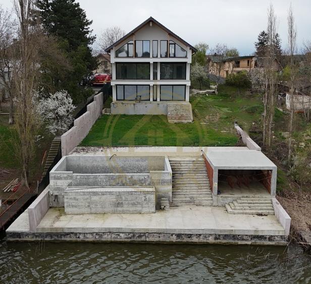 DOM00448 - Vila cu piscina infinity si iesire la lacul Snagov