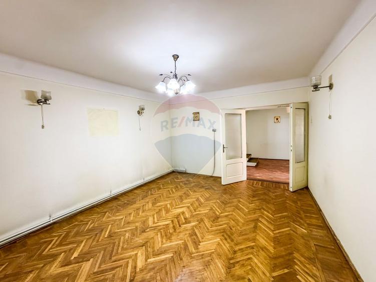 Casă / Vilă spațioasă cu curte generoasă în Urlați