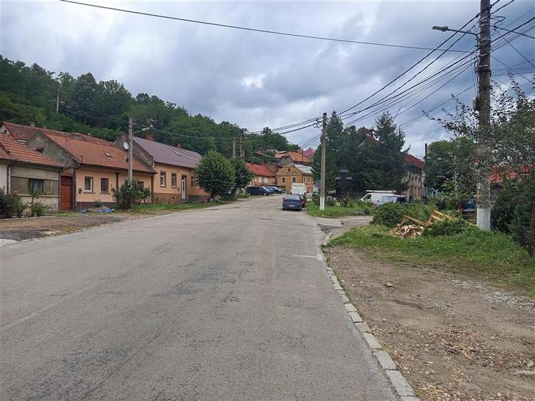 Oravita, Casa cu Spatiu Comercial, Zona Lacul Mic, Pret Negociabil