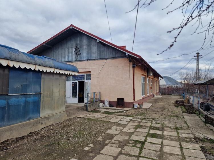 Se oferă spre vânzare / închiriere clădire cu spațiu comercial