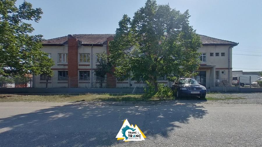 Clădire împunătoare de 540 mp pe 2 nivele în Sânnicolau Mic