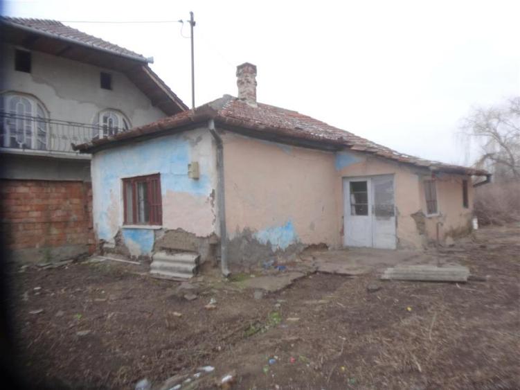 Loc de casa zona Parneava - Intim