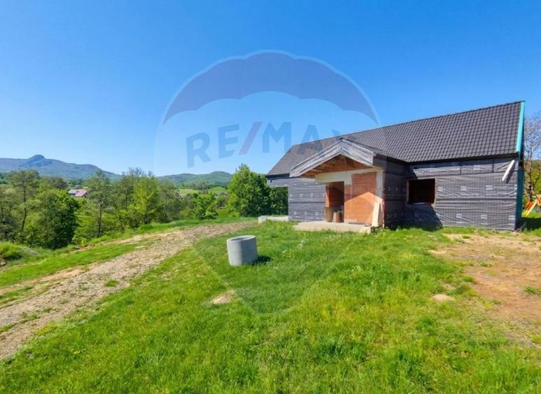 Casă cu 4 camere de vânzare/ localitatea Mara