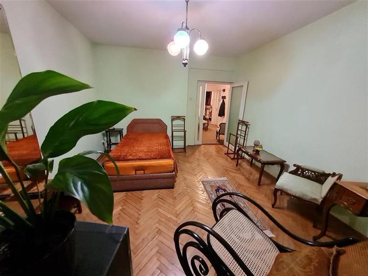 Decomandat pe 2 camere+ birou, etaj 1, Bulevardul Grivitei, Brasov