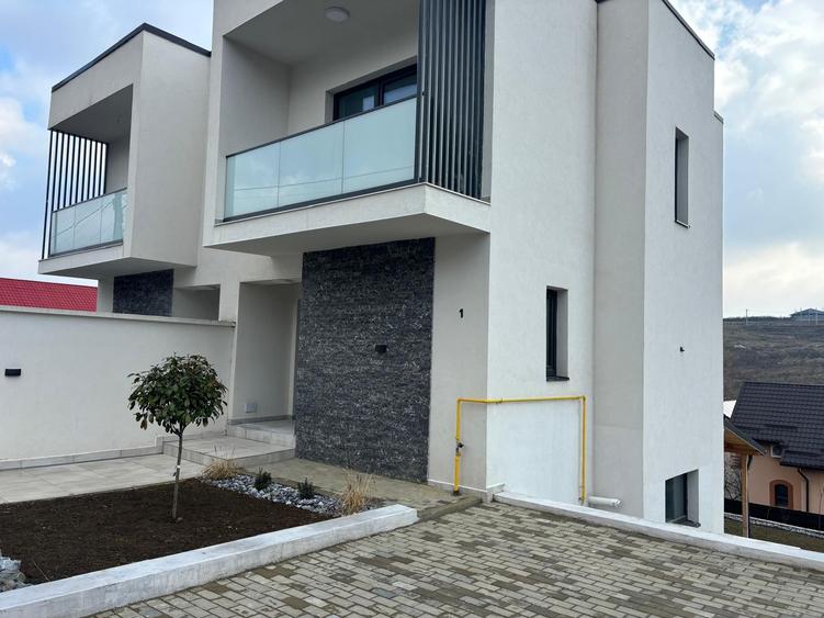 Casa noua cu 4 camere in zona Nicolina - Hlincea