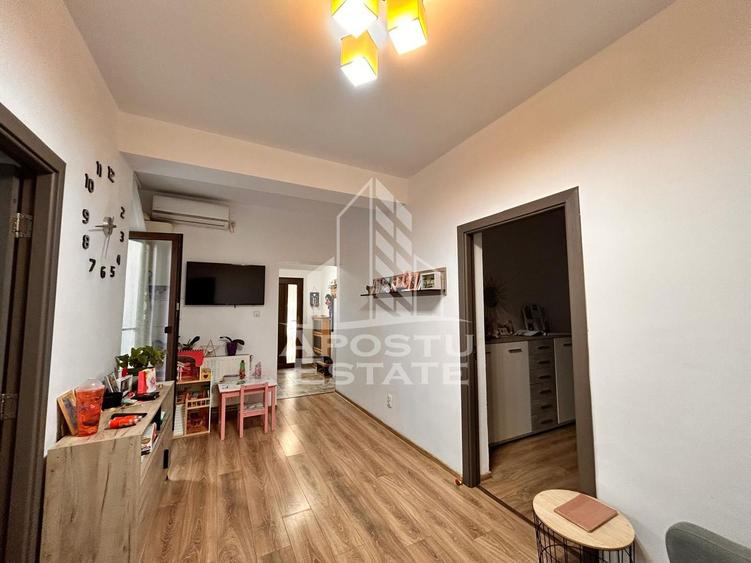 Apartament 3 camere, complet renovat la curte comuna in zona Centrala