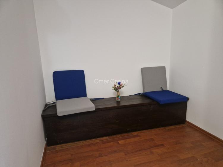 De închiriat apartament cu 3 camere la et 1 si o garsoniera la parter,imobil cas - 8
