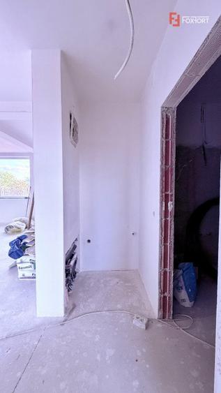 Casa tip triplex, cu 2 camere, de vanzare in Sanandrei.