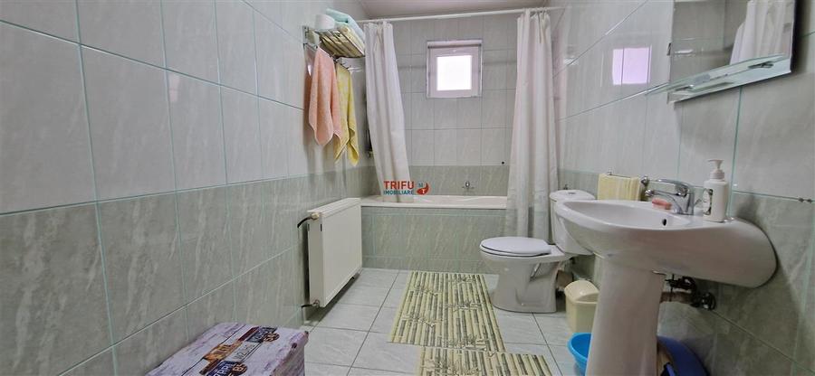 Casa cu 912mp teren 5 camere strada asfaltata
