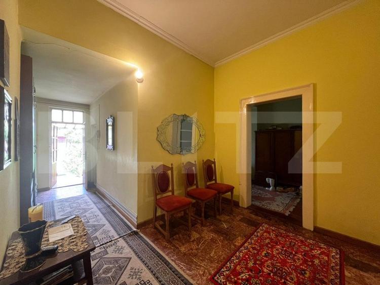 Casă cu 3 camere, 161 mp, cu curte comună, zona-ultracentral