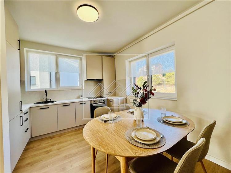 Penthouse 2 camere, bucatarie separata, geam la baie - la cheie